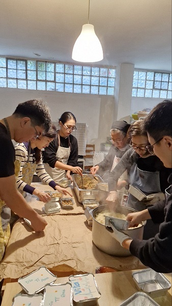 ‘예수의 꽃동네’ 봉사단과 노숙인을 위한 도시락 포장 및 나눔 봉사 (12.14)