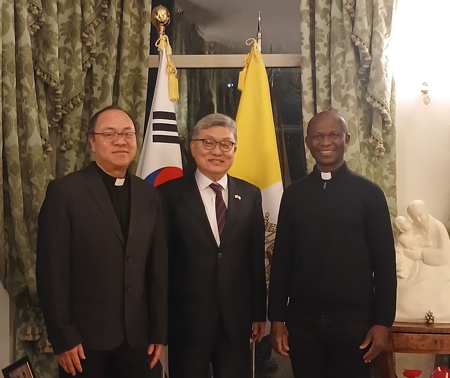 신형식 대사, 교황청 궁내원 부원장 및 아우구스티노 수도회 부총장 초청 관저 만찬(3.2) 