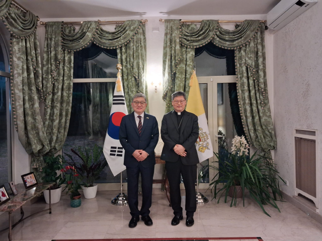 신형식 대사, 서울 세계청년대회(WYD) 조직위원장 정순택 대주교 및 조직위 간부 초청 관저 만찬(3.5)